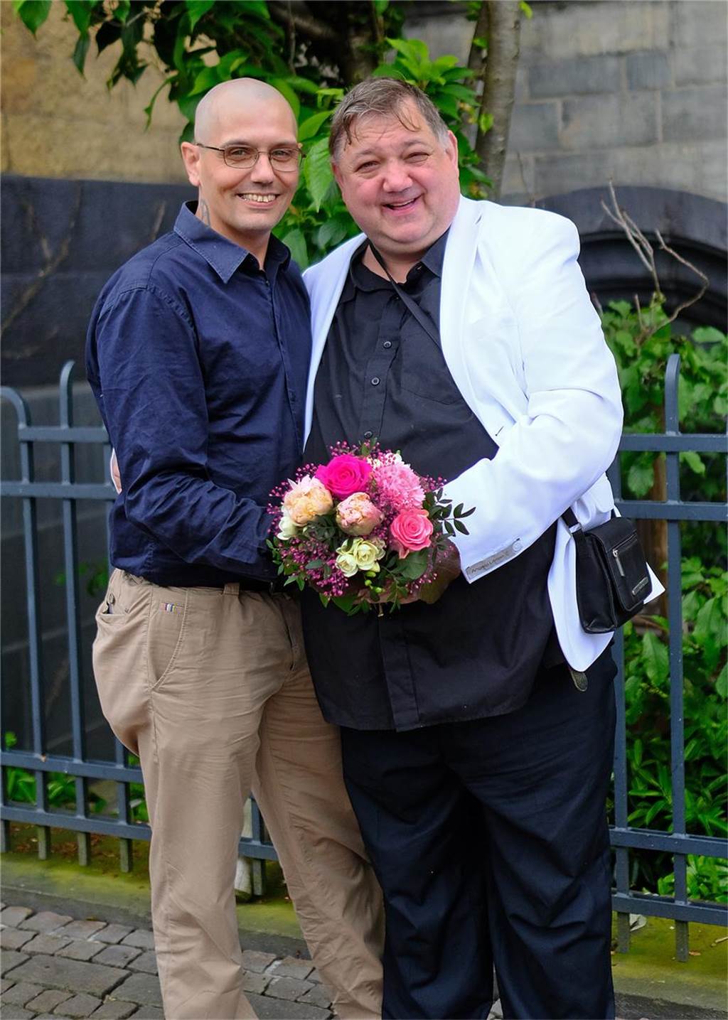 Die Eheleute Andreas Danker und Thomas Pape stehen nach ihrer Trauung vor dem Rathaus in Recklinghausen