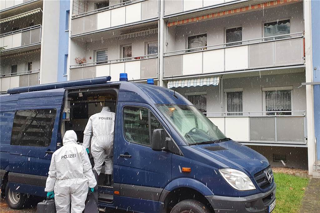 Geiselnahme in Dresden : Täter nahm Kind zu Taten mit - Was über das Motiv bekannt ist Mitarbeiter der Kriminalpolizei stehen im Dresdner Stadtteil Prohlis in einem Fahrzeug.