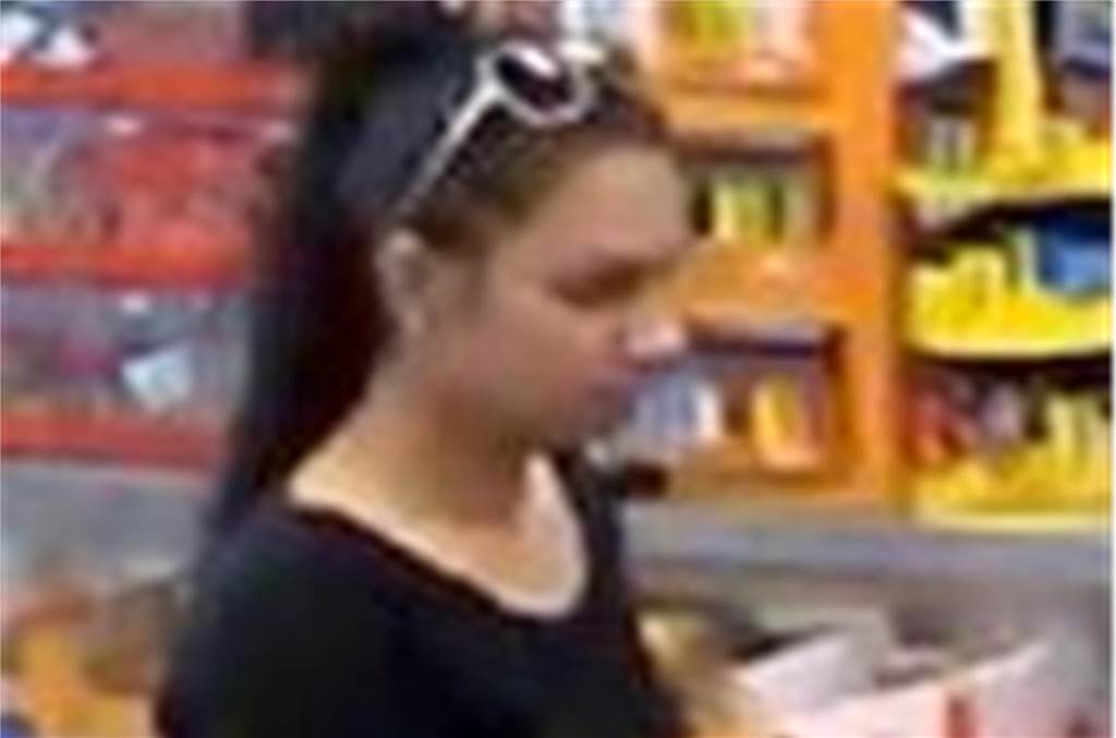 In einem Minimarkt an der Heinrichstraße (Unionviertel) hat diese Frau mit einer gestohlenen EC-Karte bezahlt. Der Diebstahl geschah am 13. August 2022.