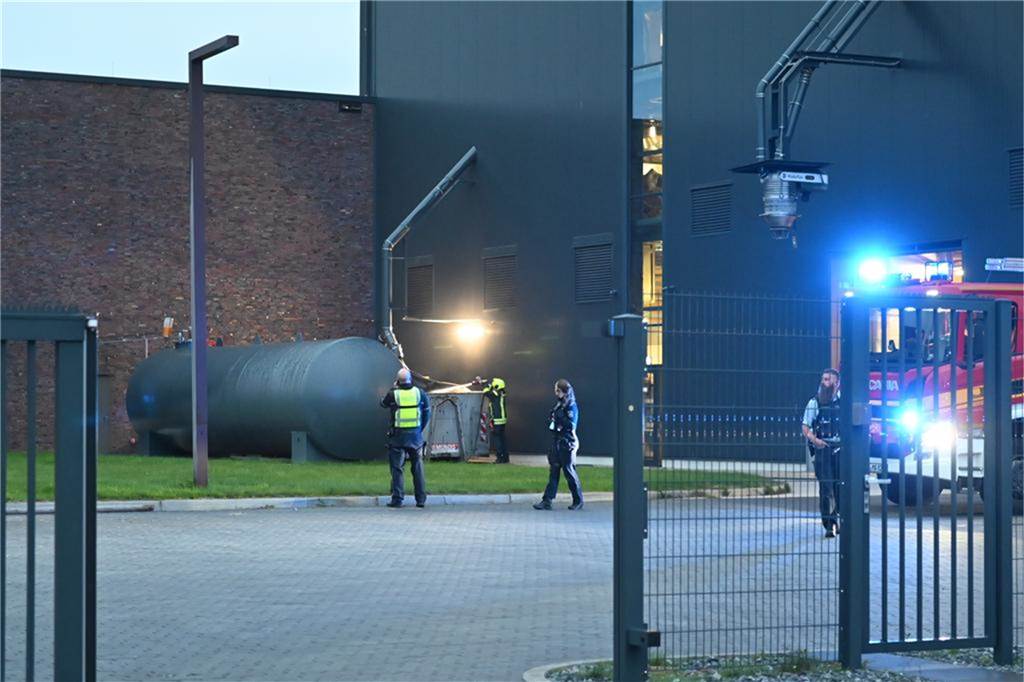 In einem Müll-Container vor der Produktionshalle hatte es gebrannt.