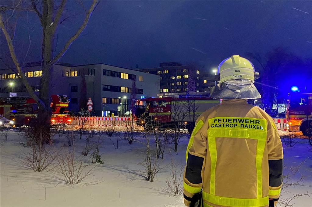 Feuerwehr-Einsatz im Evangelischen Krankenhaus: Frau verletzt In einem Patientenzimmer kam es zu einem Feuer.
