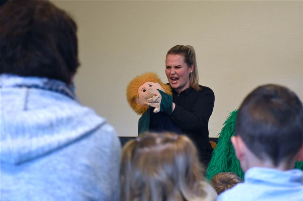 Kinderrechte: Südlohner Kinder wissen jetzt, wer sie fotografieren darf In einem Rollenspiel fasste Erzieherin Kathinka Amerongen mit Handpuppe Oskar die Kinderrechte noch einmal zusammen,