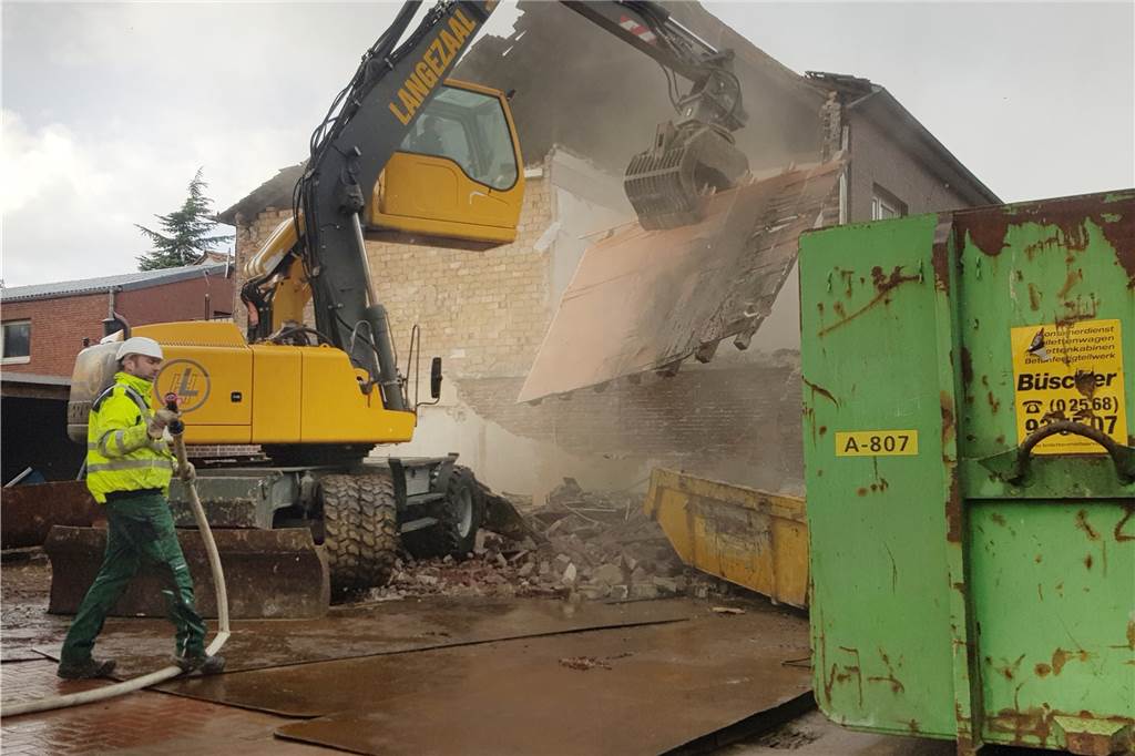 Mit spektakulären Videos: Unglücks-Haus in Heek wird nach massiven Sturmschäden abgerissen In einem Rutsch reißt der Maschinist den Zwischenboden (erstes OG) aus dem Haus, um diesen im Container zu entsorgen.