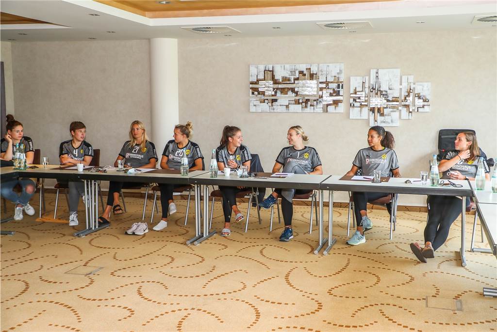 Mit Fotostrecke: BVB-Frauen sprechen beim Vorbereitungsstart über Saisonziel In einem Seminarraum des l‘Arivée-Hotels trafen sich die alten und neuen BVB-Handballerinnen das erste Mal und haben über die anstehende Vorbereitung und die Saison 2020/2021 gesprochen.