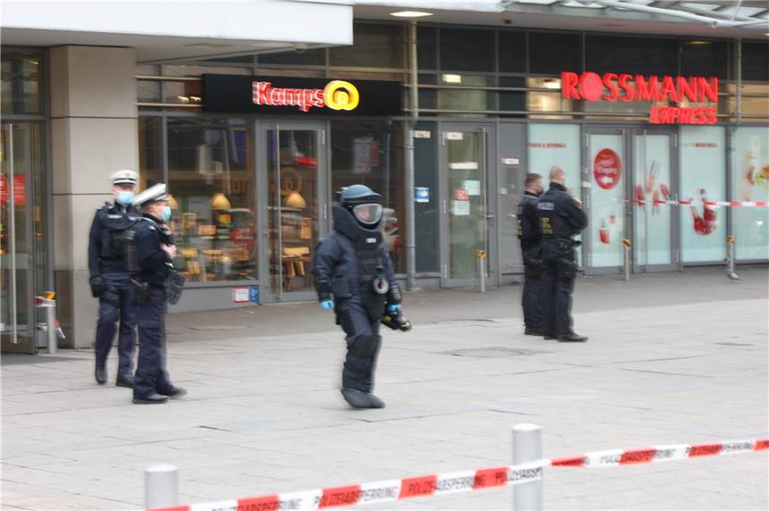 Sprengstoff-Experten vor Ort: Hauptbahnhof Dortmund nach Sperrung wieder frei In einem speziellen Schutzanzug nähern sich die Fachleute dem möglicherweise gefährlichen Gegenstand im Hauptbahnhof Dortmund.
