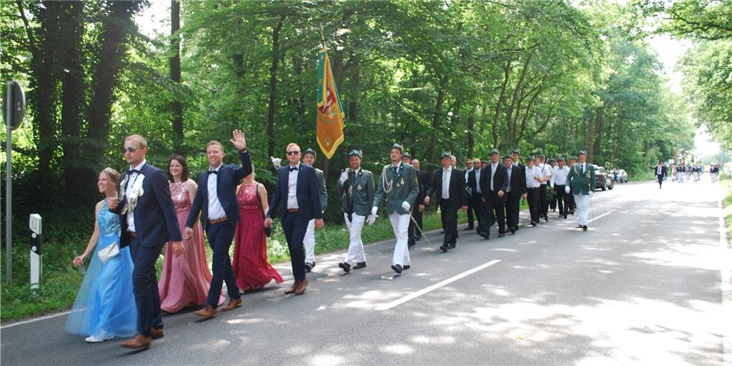 Hunderte Schützen formieren sich zu Ehren der Averbecker zum Sternmarsch In einem Sternmarsch sind befreundete Vereine des Schützenvereins Averbeck anlässlich der Jubiläumsfeier zum Festplatz gekommen.