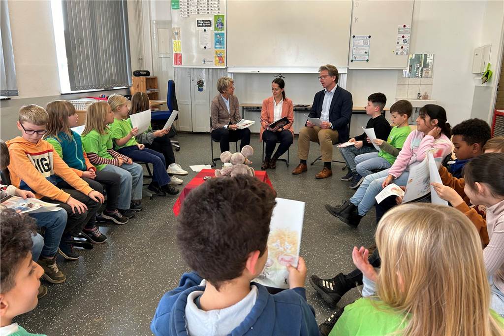 Vorlesetag in Dorsten: Bildungsministerin Dorothee Feller las vor In einem Stuhlkreis lasen die Bildungsministerin Dorothee Feller, ihre Referentin Melanie Overbeck und Ministeriumspressesprecher Jörg Harm den Kindern das Buch "Das NEINhorn" von Marc-Uwe Kling vor.