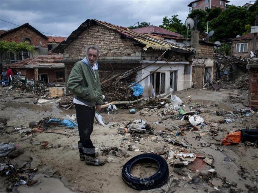 Mindestens 13 Tote bei Hochwasser in Bulgarien In einem tief gelegenen Stadtteil von Warna standen zahlreiche Häuser im Wasser. Foto: Stringer