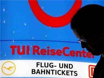 In einem TUI-Prospekt blättert eine junge Frau in einem TUI-Reisecenter in Hannover (Archivfoto).