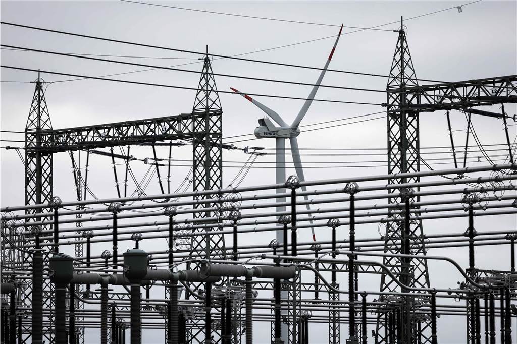Wind-Energie in Ascheberg: Zweites Umspannwerk soll im Norden von Herbern entstehen Ein Umspannwerk steht im Vordergrund eines Winrads.