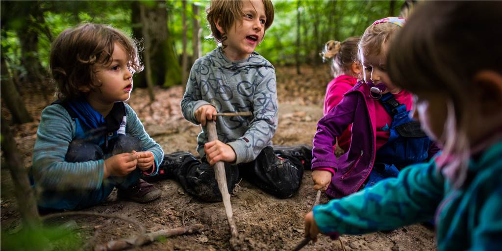 Dortmund soll den ersten Waldkindergarten bekommen In einem Waldkindergarten verbringen die Kinder den meisten Teil ihrer Zeit in der freien Natur. So etwas soll nach dem Willen der Grünen und des Frauenzentrums Dortmund in Eving errichtet werden