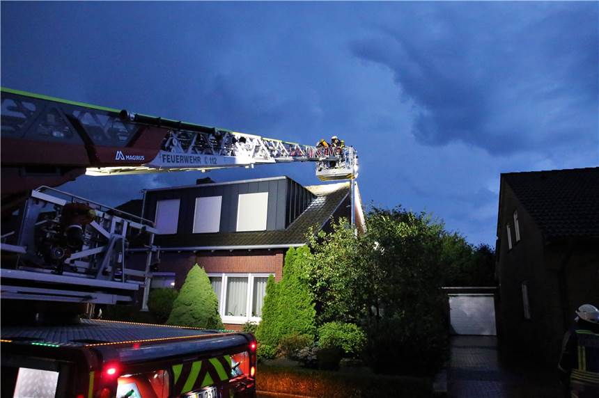 Blitzeinschlag in Wohnhaus: gesamte Ludolfstraße in Ahaus ohne Strom In einem Wohnhaus an der Ludolfstraße schlug der Blitz ein.
