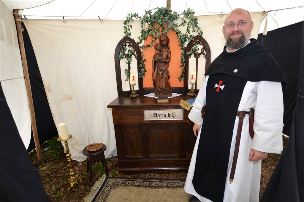 In einem Zelt direkt am Eingang steht ein geweihter Marien-Altar.