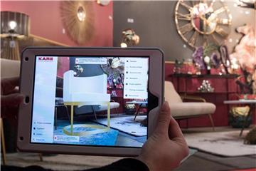 In einer 3D-Raumdesigner-App - wie dieser von Kare - lassen sich die per Kamerabild in die eigenen vier Wände projizierten Möbel auch drehen, verrücken und mit anderen Objekten kombinieren. Foto: Franziska Gabbert