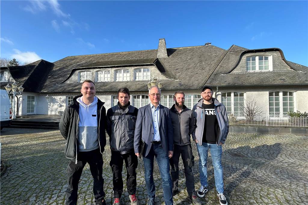 Werner Leuker mit Sozialarbeitern vor der Villa in Alstätte.