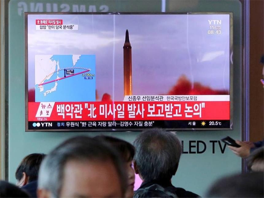 Nordkorea feuert erneut Rakete über Japan hinweg In einer Bahnstation in Seoul informieren sich Passanten über den jüngsten nordkoreanischen Raketentest. Foto: Ahn Young-Joon