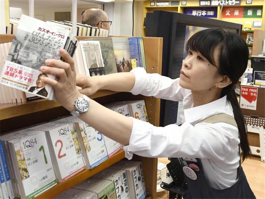 Literaturnobelpreis geht an Kazuo Ishiguro In einer Buchhandlung in Tokio werden die Bücher des Literaturnobelpreis-Favoriten Haruki Murakami gegen die Werke von Kazuo Ishiguro ausgetauscht. Foto: kyodo