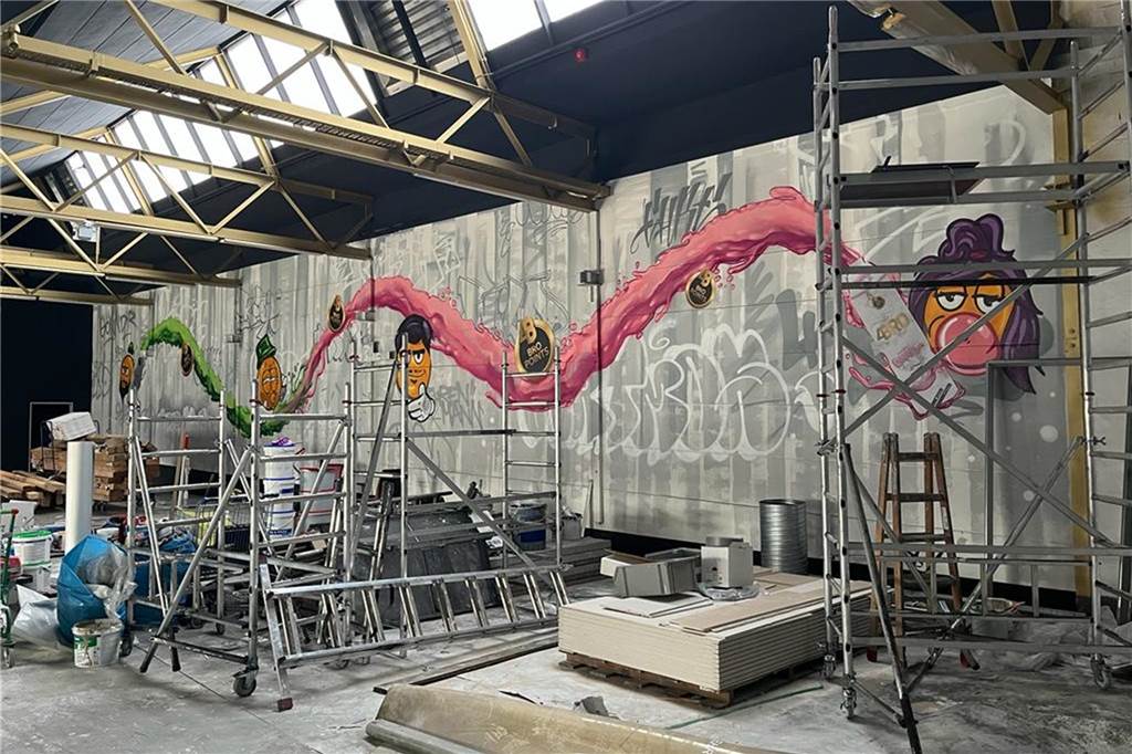Lüner Unternehmen „4Bro“ plant seinen nächsten großen Schritt In einer der Hallen des neuen "4Bro-Haus" ist an der Wand bereits ein großes Graffiti angebracht. Noch herrscht vor Ort aber eine Baustelle.