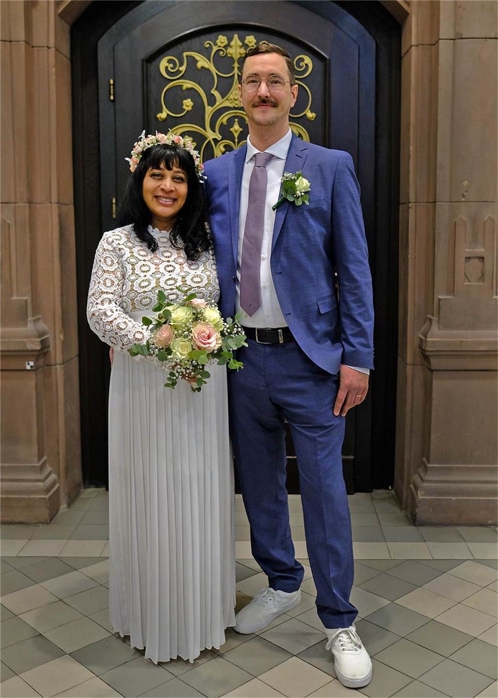 Die große Liebe wartet im Café oder in der Dating-App Hochzeitspaar Sopana Thevarajah und Björn Schneider