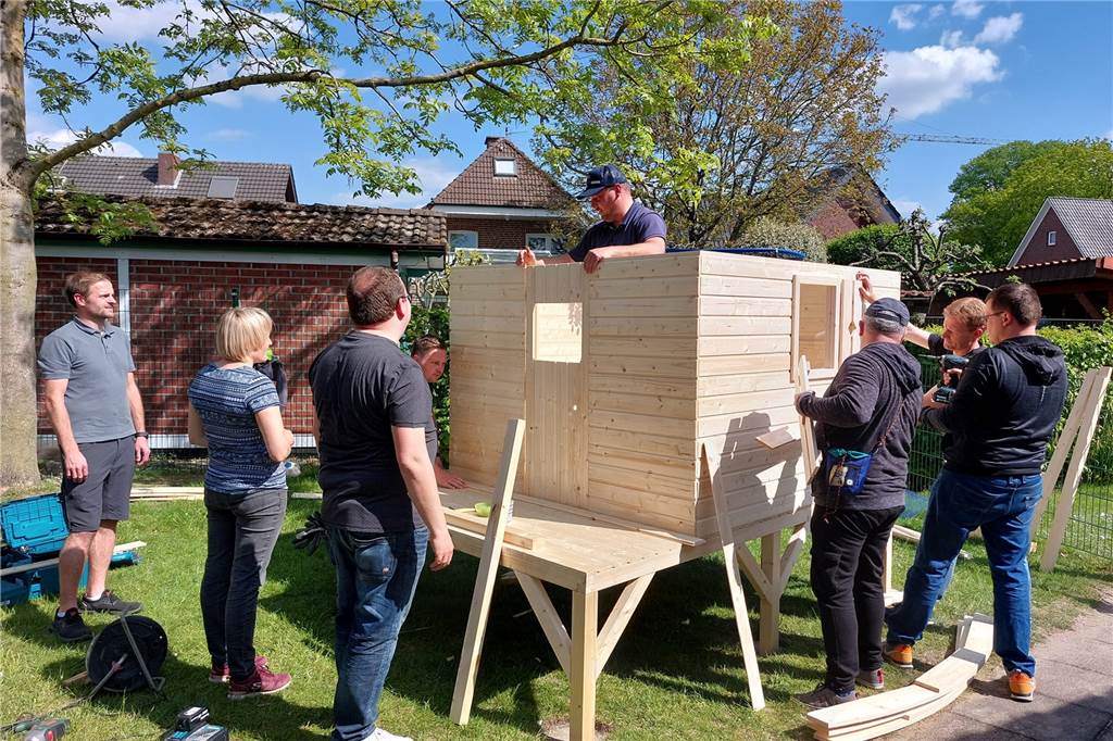 Wichtelwerkstatt-Kinder erobern Zirkuswagen und treten kräftig in die Pedale In einer Gemeinschaftsaktion haben die Väter der Kinder der Wichtelwerkstatt für den Aufbau gesorgt.