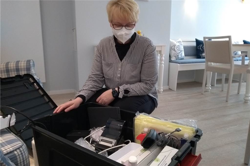 Mit Video: Jakubke bietet Firmentestungen mit mobilem Testlabor an In einer großen Box befindet sich das mobile Testlabor, das alles beinhaltet, was für die Testungen vor Ort gebraucht wird.