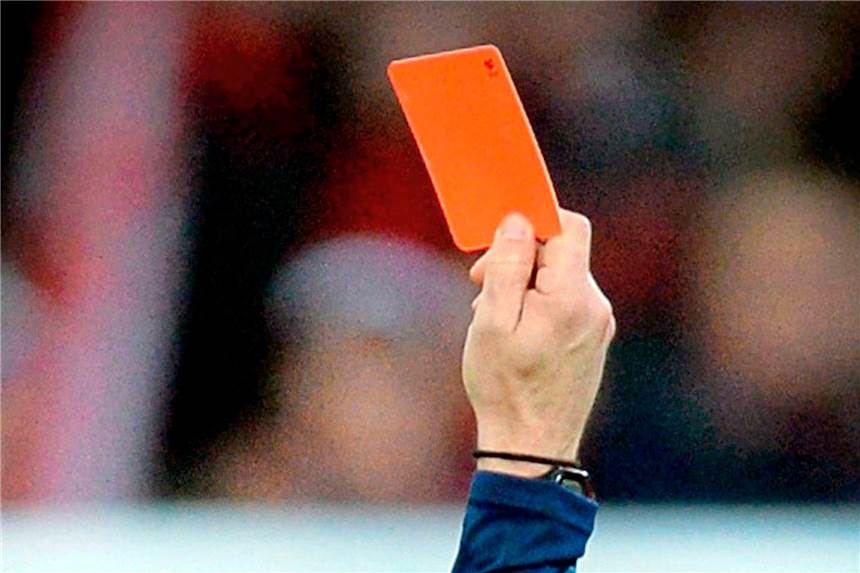 Süddeutschland: Morddrohung in Kreisliga führt zu Spielabbruch In einer Kreisliga führte eine Rote Karte zu hitzigen Szenen.