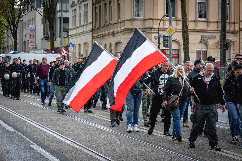 1. Mai in Dortmund wird für Rechtsextreme zum Debakel In einer kurzen Demonstration zogen die Rechtsextremen über die Rheinische Straße.