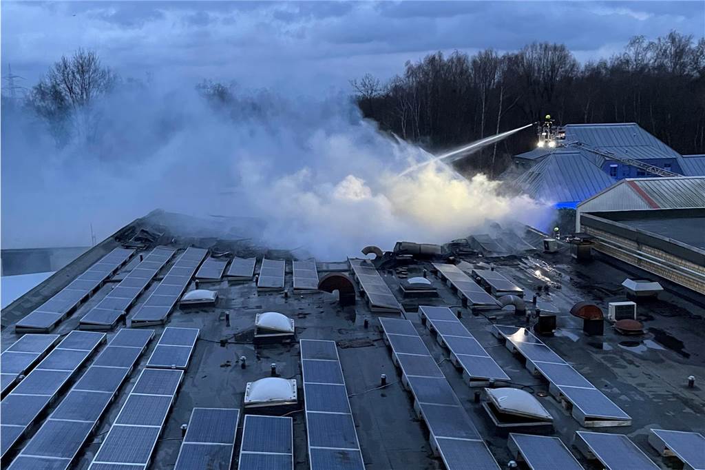 Der hintere Teil der Lagerhalle wurde ein raub der Flammen.