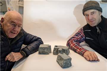 In einer "Mini-Ausgabe" sind die "Puzzle-Steine" bereits vorhanden. Steinbildhauer Rainer Kuehn freut sich, dass das Kunstwerk bald in seiner geplanten ganzen Größe auf dem Bahnhofsvorplatz Wirklichkeit werden wird.