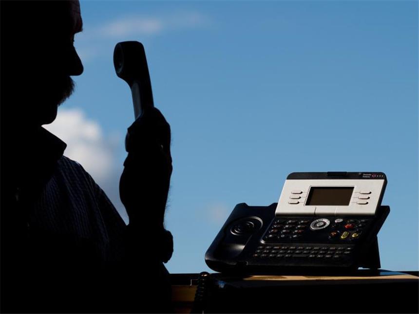 Weißer Ring warnt vor falschen Polizisten am Telefon In einer neuen Variante des Telefonbetrugs geben sich die Anrufer als Polizisten aus. Foto: Julian Stratenschulte/Symbol