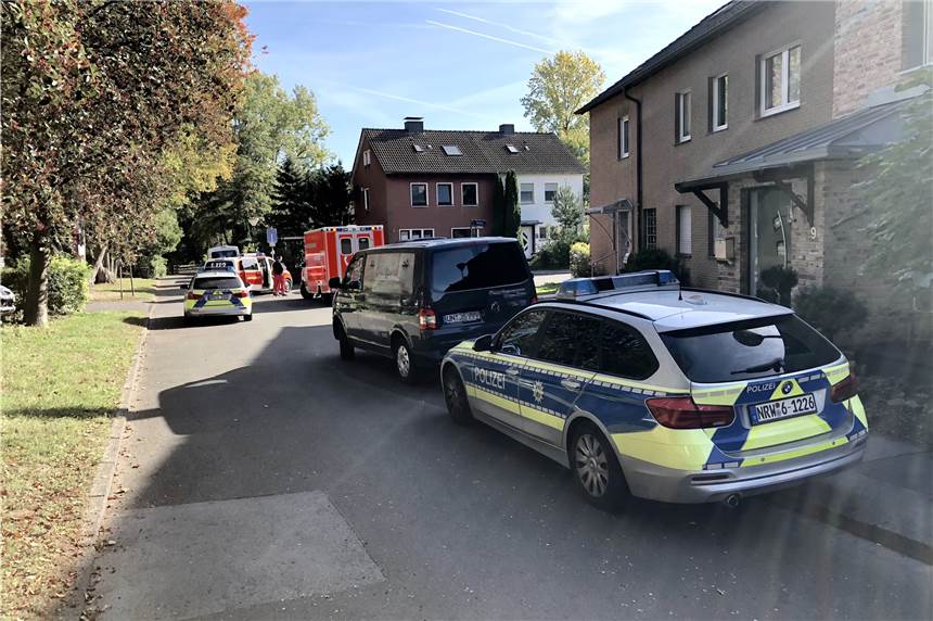 34-jähriger Dortmunder verletzt 53-jährige Bekannte in Kirchderne bei einem Messerangriff In einer ruhigen Wohnsiedlung in Kirchderne hat am Samstagmorgen ein Mann eine Bekannte angegriffen und ihr mit dem Messer in den Hals gestochen.