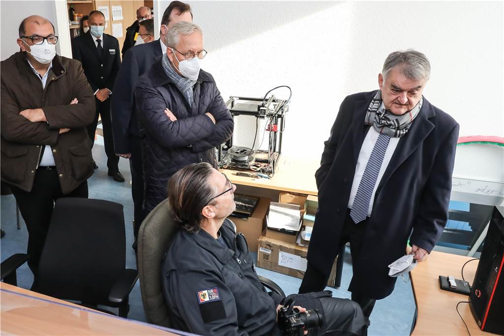 Moderner und größer: Innenminister Reul weiht neue Polizeiwache in Eving ein In einer Rundführung konnte sich unter anderem auch der Innenminister das neue Gebäude anschauen.
