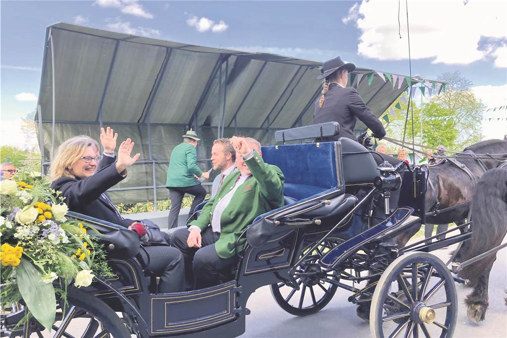Schützenfest in Elmenhorst: Toller Umzug, tolle Stimmung - und die Sonne lacht In der Kutsche winken Bürgermeister Marcel Mittelbach, Pfarrer David Formella und Pfarrerin Sabine Dumpelnik.