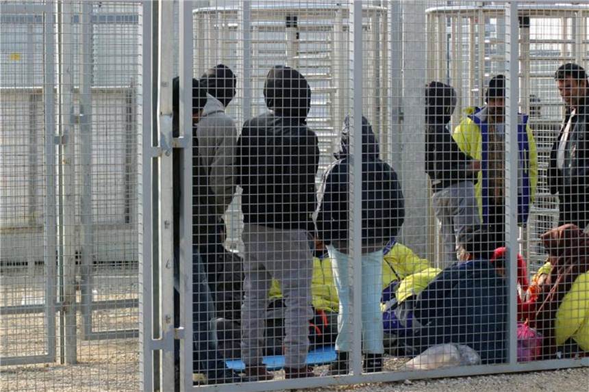 Menschenrechtler: Ungarn lässt Asylsuchende hungern In einer solchen Transitzone soll Ungarn einzelnen Asylbewerbern die Nahrung verweigert haben. Foto: Gregor Mayer