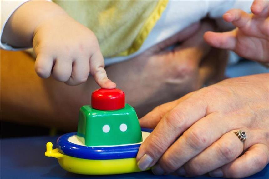 Sorgerechtsverfügung für Großeltern In einer Sorgerechtsverfügung können Eltern die Großeltern als Sorgeberechtigte für die Kinder vorschlagen, für den Fall, dass sie sich selbst nicht mehr kümmern können. Foto: Holger Hollemann/Symbolbild
