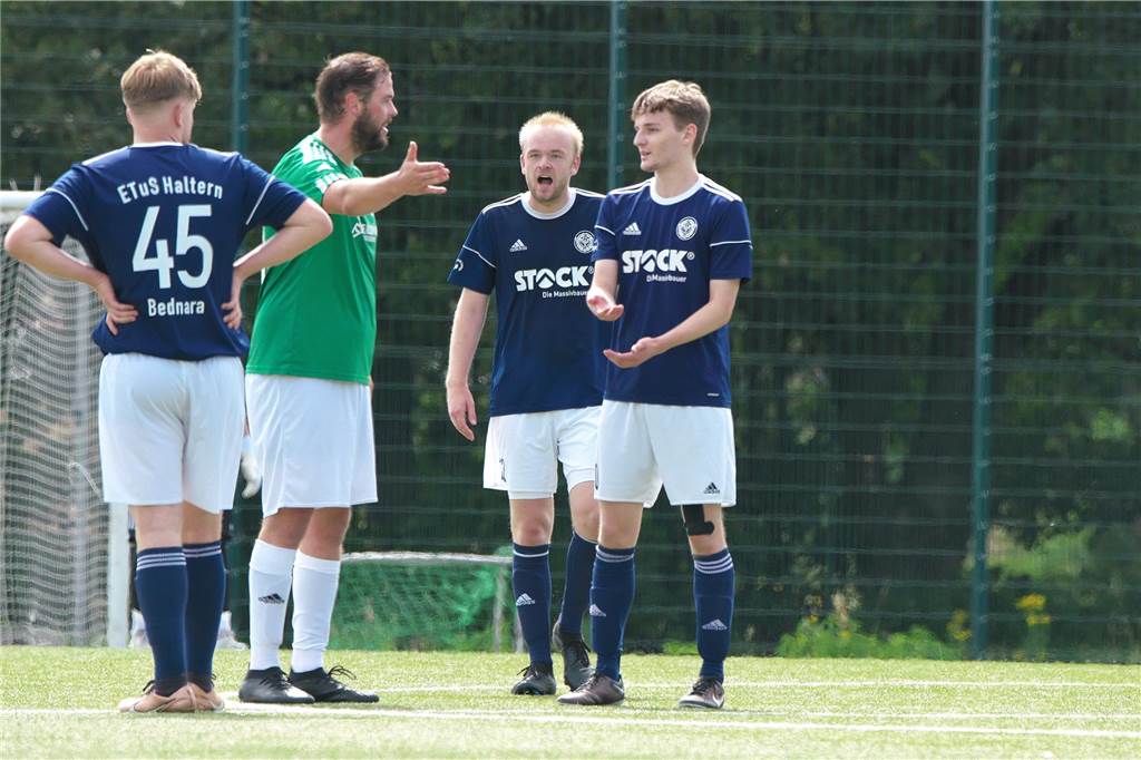 In einer spektakulären Partie setzte sich der ETuS Haltern nach einem zwischenzeitlichen 1:4-Rückstand noch mit 6:5 gegen GW Hausdülmen durch.