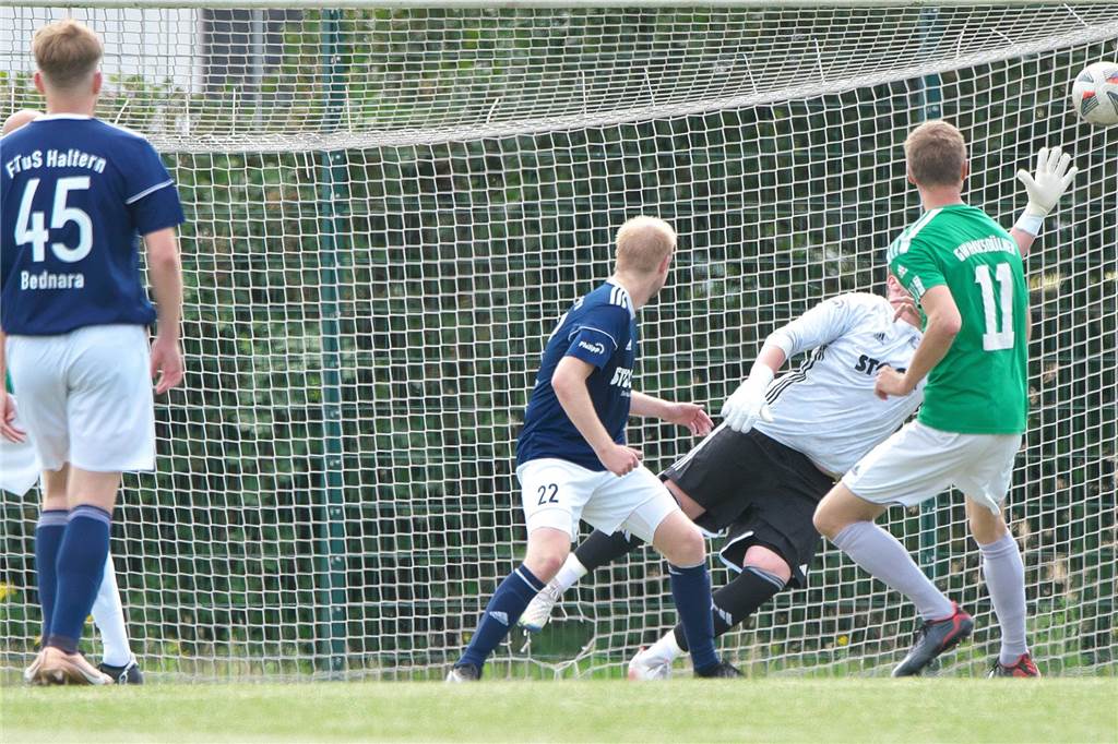 In einer spektakulären Partie setzte sich der ETuS Haltern nach einem zwischenzeitlichen 1:4-Rückstand noch mit 6:5 gegen GW Hausdülmen durch.