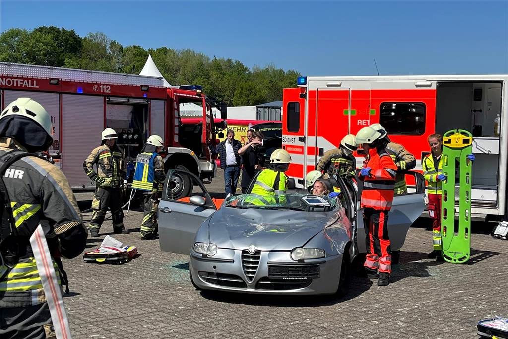 Spannende Einsätze und informative Einblicke – so war die Wirtschaftsschau 2022 in Ahaus In einer Übung zeigte die Feuerwehr, wie sie Personen aus einem zerstörten Fahrzeug befreit.