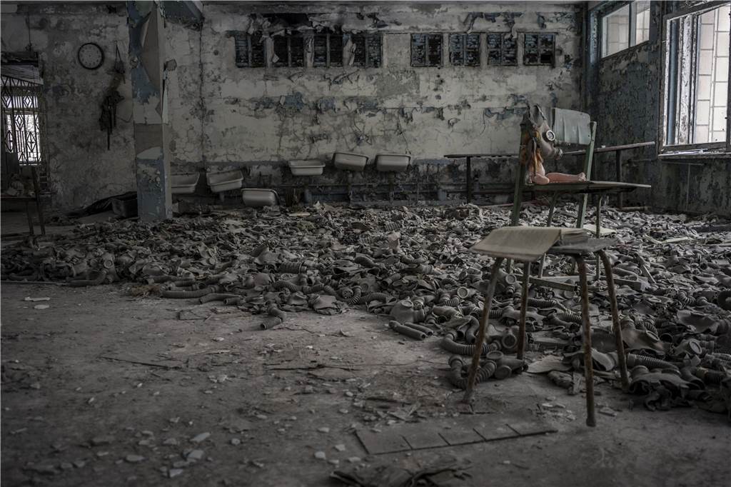Timmerhinrich war in Tschernobyl: „Apokalyptisches Gefühl“ In einer weiterführenden Schule liegen Gasmasken für Kinder und Erwachsene verstreut auf dem Boden. Das könnte mal eine Mensa gewesen sein.