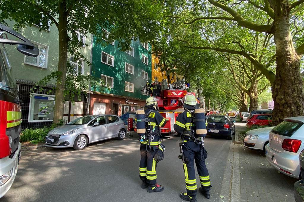 Meterhohe Rauchsäule im Kreuzviertel: Brand in einem Mehrfamilienhaus In einer Wohnung an der Großen Heimstraße brannte es am Dienstagnachmittag (15.6.). Zwei Personen kamen vorsorglich ins Krankenhaus, weil nicht klar war, ob sie giftigen Rauch eingeatmet hatten.
