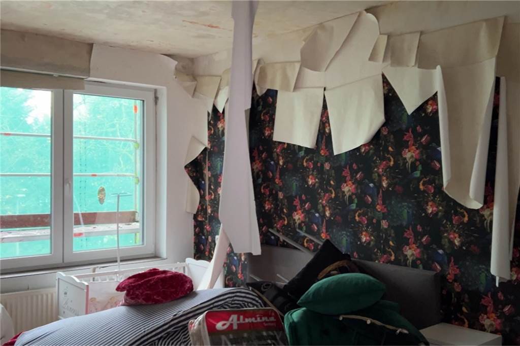 „Es ist fast nichts mehr übrig“: Eigentümer baut Brandruine wieder auf In einer Wohnung im zweiten Obergeschoss blättern die Tapeten von den Wänden. Das Löschwasser hat auch die unteren Etagen getroffen.