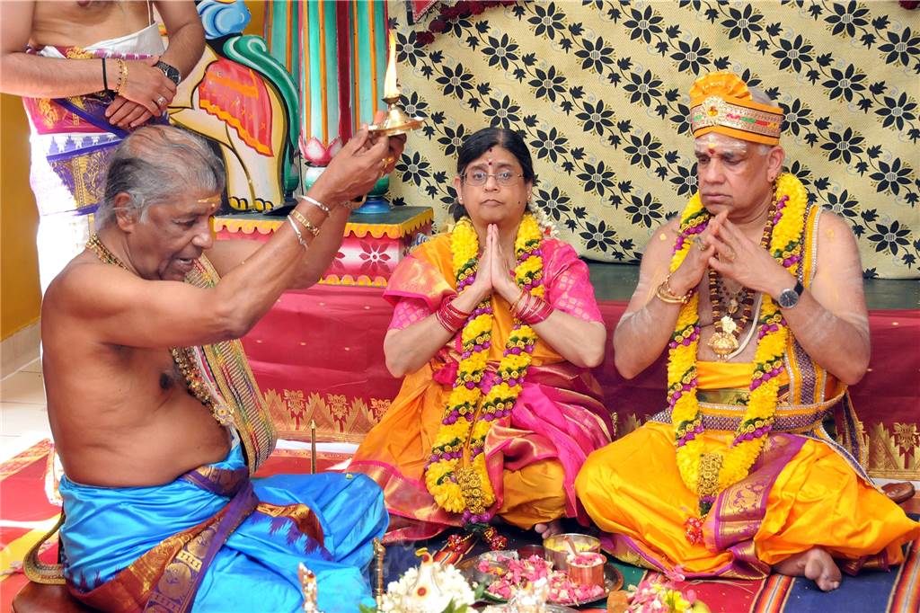 Video aus Schwerter Tempel: Hindupriester heiratet seine Frau zum zweiten Mal In einer zweitägigen Zeremonie feierte Hindupriester Jeyanthinatha Sivasamykurrukkal (r.) anlässlich seines 60. Geburtstag die erneute Hochzeit mit seiner Ehefrau Mohana Sarma (M.).