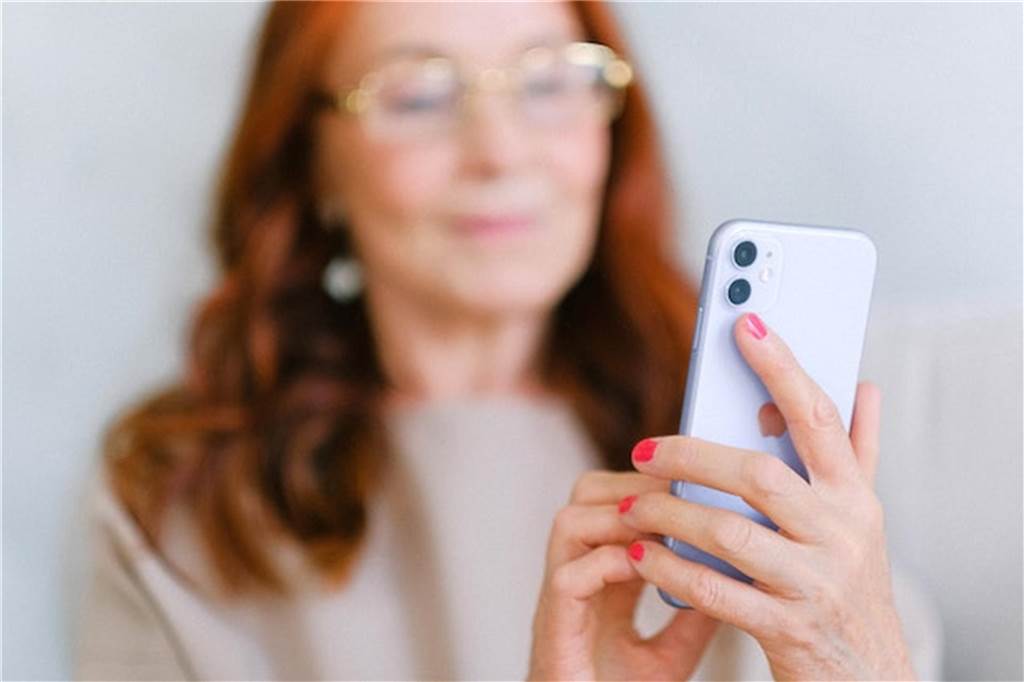 Sicher im Netz: Hilfreiche Tipps für den digitalen Alltag frau hat ein iphone in der hand