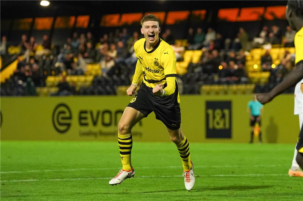 BVB-U19-Trainer Tullberg ändert Strategie: „Diesen Ansatz müssen wir viel stärker verfolgen“ Elias Benkara bejubelt ein Tor.