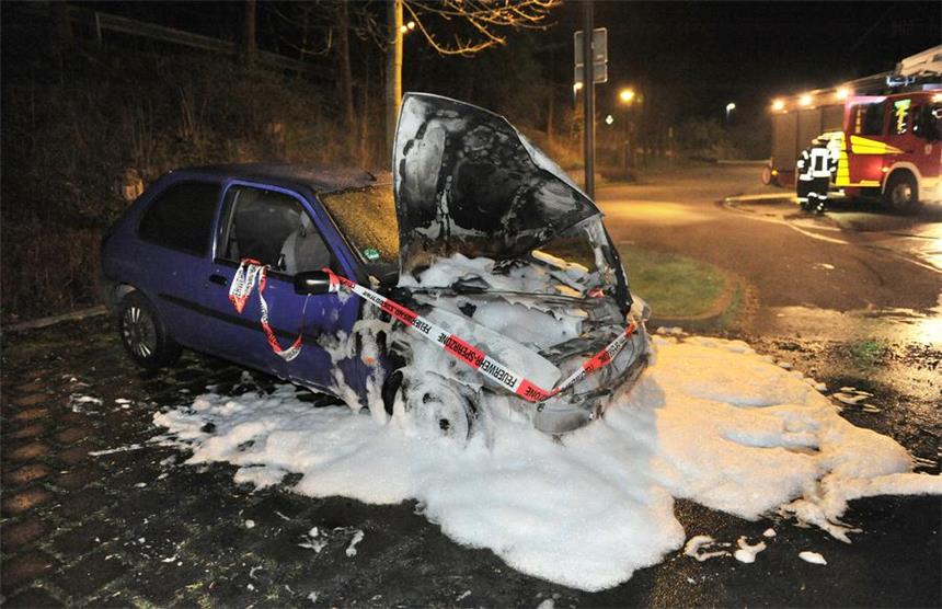 Drei brennende Fahrzeuge am Wochenende In Ergste brannte ein abgestellter Corsa. Die Feuerwehr löschte den Brand, doch das Auto ist komplett zerstört.