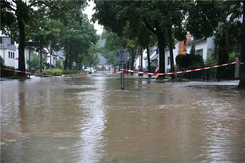 Unwetter in NRW: Chaos und Verwüstung in Hagen - Feuerwehrmann stirbt im Einsatz - Liveblog In Erkrath wurden Straßen überschwemmt.