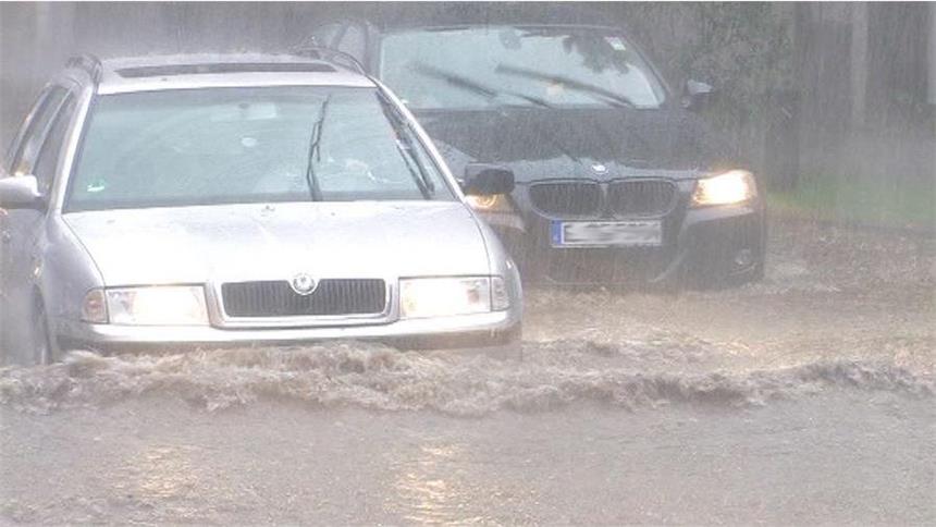 In tiefen Pfützen droht Motorschaden In Essen setzte das Unwetter ganze Straßen unter Wasser.