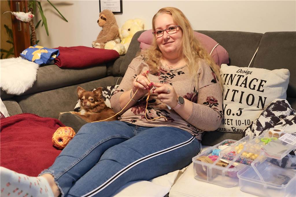 Rätselhafte Woll-Würmer: Simone (45) will Menschen zum Lächeln bringen Simone Buchbinder auf ihrem Sofa
