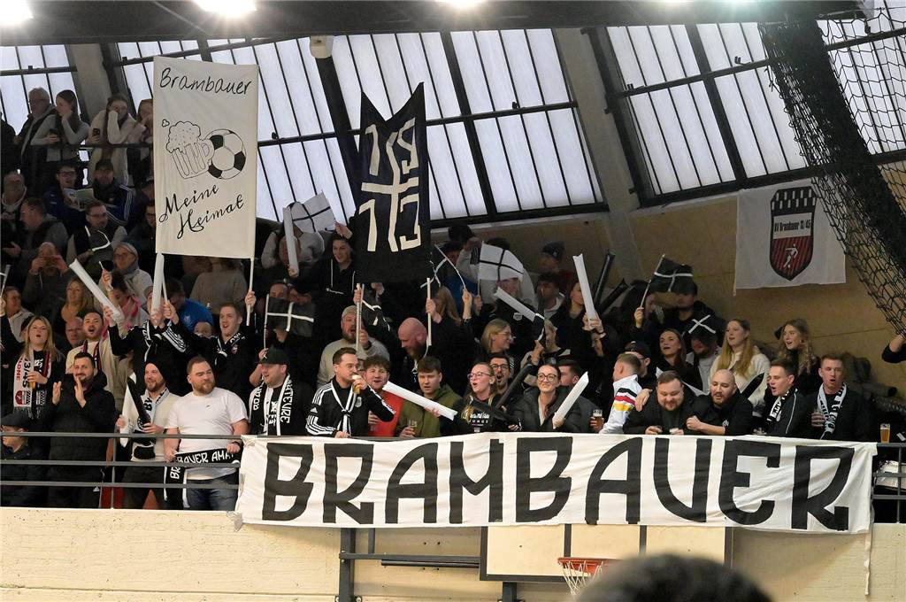 Lautstarker Support für BVB bei HSM: „Idee dazu kam im Brauhaus“ Die Fans des BV Brambauer unterstützen ihre Mannschaft lautstark mit Fahnen, Banner und Trommeln.