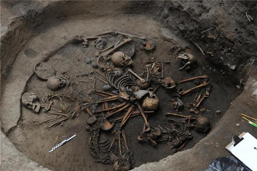 In etwa eineinhalb Metern Tiefe haben Archäologen in Mexiko-Stadt eine etwa 2400 Jahre alte Grabstätte entdeckt. Foto: Inah/NOTIMEX